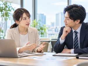 職場の人間関係を改善するため、上司や同僚と話し合う会社員