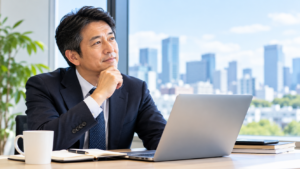 「40代・50代からの転職や今後の働き方について前向きに考える男性会社員」