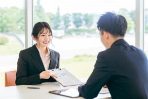 不動産業界への転職に向けてキャリアアドバイザーと履歴書や職務経歴書を確認するイメージ