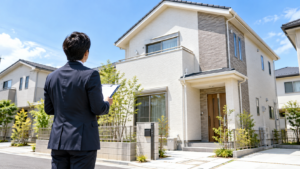 宅建士の資格を生かして住宅や不動産の現場を確認する営業社員