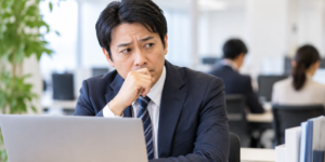 転職サイトへの登録が現在の勤務先に知られないか心配する40代の男性会社員