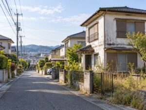 人口減少や空き家問題をイメージした郊外住宅地の街並み